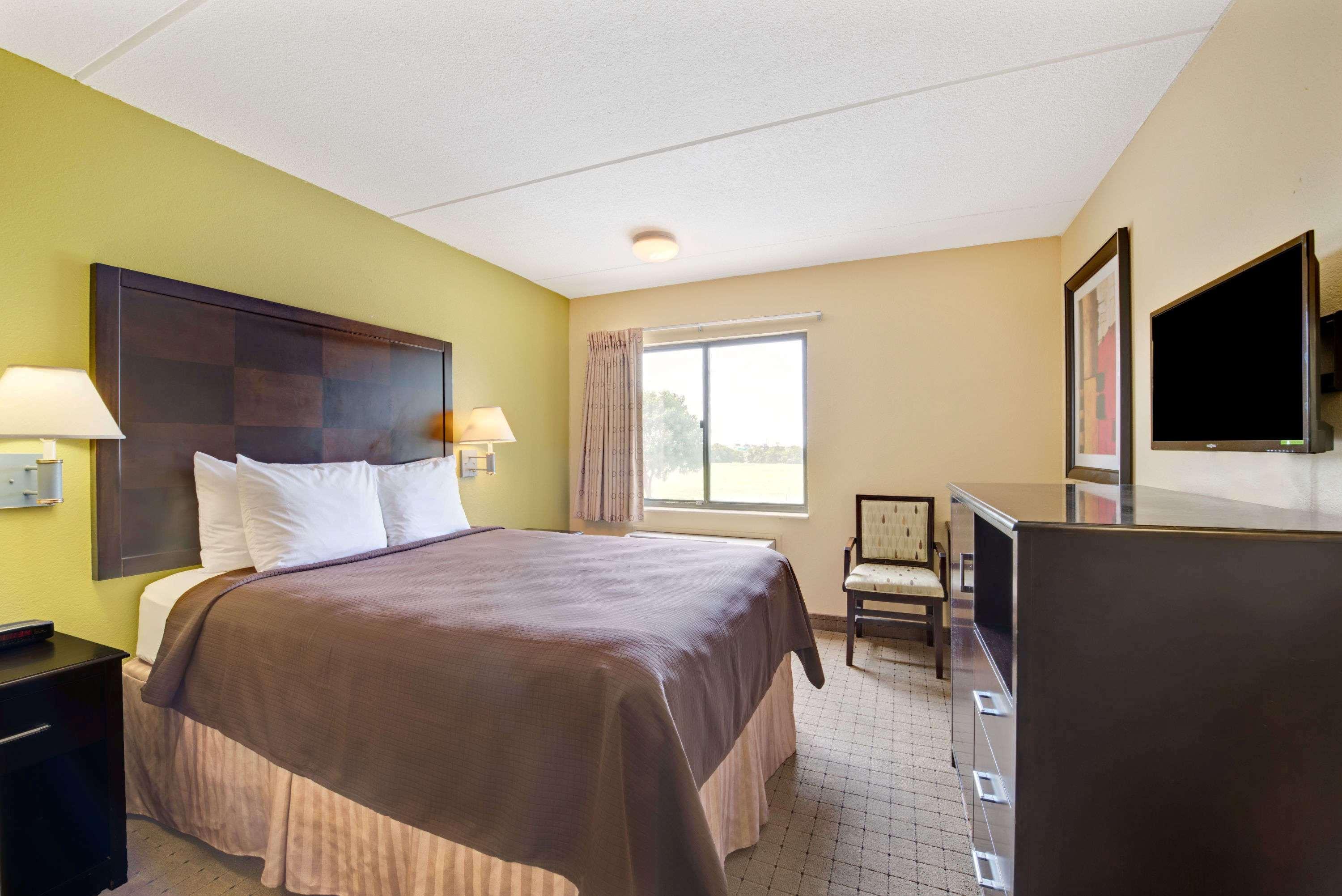 Days Inn & Suites By Wyndham Desoto Exterior foto